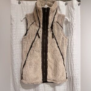BadA$$ fleece KUHL vest XS, large zipper pockets zip in hood